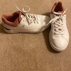 On cloud The Roger sneakers.